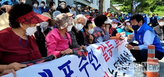 민주당 김동진 단양군수 후보가 주민들과 대화하고 있다.