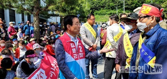 국민의힘 김문근 단양군수 후보가 주민들과 이야기하고 있다.