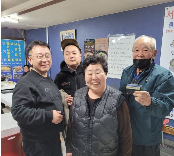 왼쪽부터 지갑을 잃어버렸던 문성씨, 김성훈 강원도 인라인연맹 부회장, 김신순 대표, 정영기 어르신