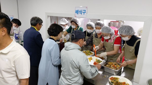 시범운영 날 배식 장면