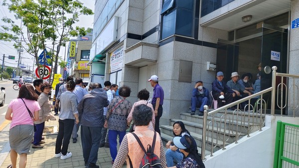 기다리는 중에도 서로의 안부를 묻는 훈훈한 이웃