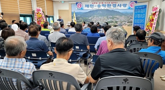 '맑은하늘푸른제천시민모임' 이상학 회장이 축하 인사말을 하는 모습.
