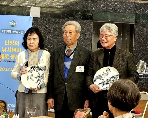 에코단양 정하모(전 단양군수) 회원이 초대 안숙희(왼쪽) 대표, 2대 오태동 대표에게 감사패를 전달했다.