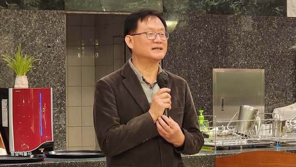 이보환 신임 대표가 인사말을 하고 있다