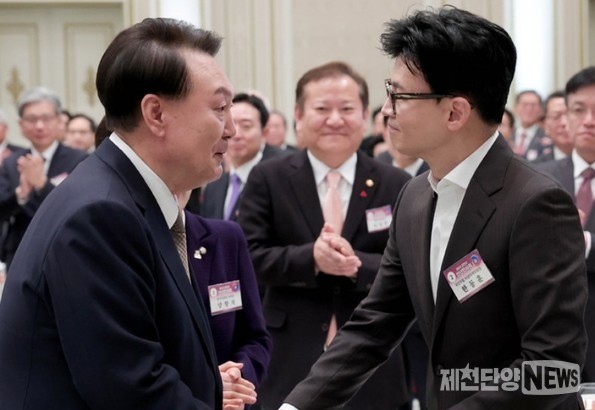 지난 1월3일 청와대 영빈관에서 열린 2024신년인사회 당시 윤석열 대통령과 한동훈 국민의 힘 비상대책위원장이 인사하는 모습 