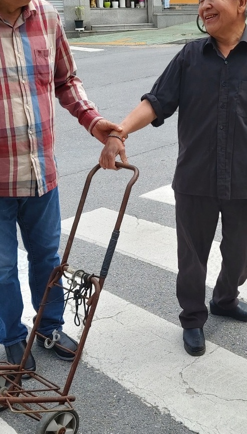 성인 남자가 들기도 힘들어 케리어에 싣고