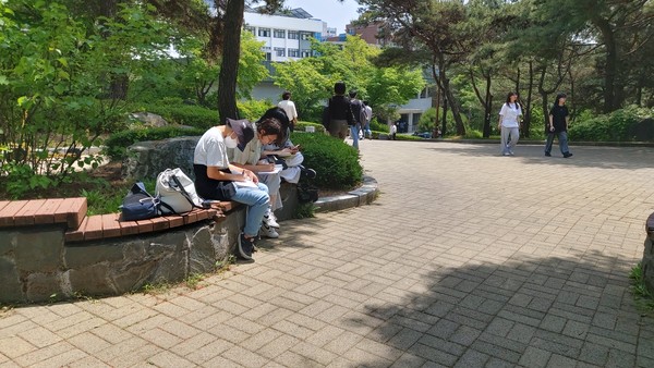 삼삼오오 모여서