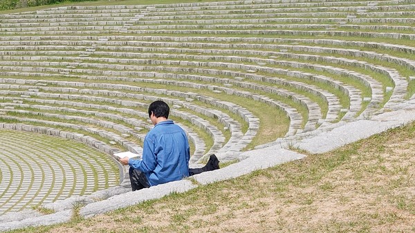 더러는 홀로 앉아서