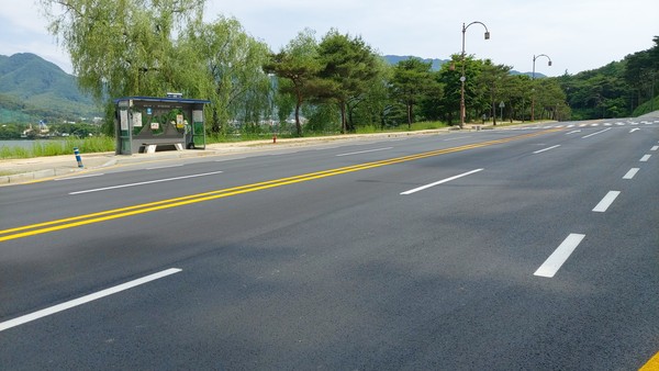 시원하게 뚫린 의림지 입구