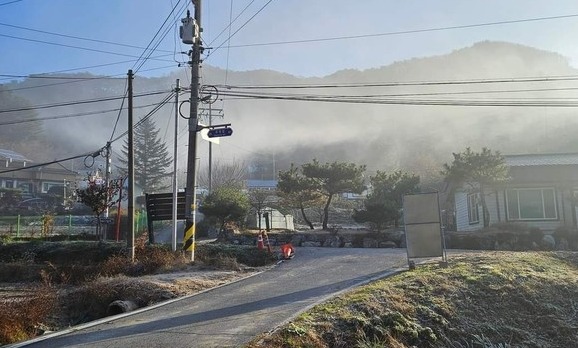 연기로 뒤덮인 모정리 마을