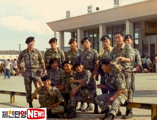 1976년 8월 특전사 5공수특전여단 25대대 복무 당시의 모습(뒷줄 가운데)