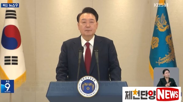 ​윤석열 대통령이 12월12일 오존 9시42분 비상계엄선포와 관련 네 번째 대국민담화를 발표하여 끝까지 싸우겠다고 주장했다.​