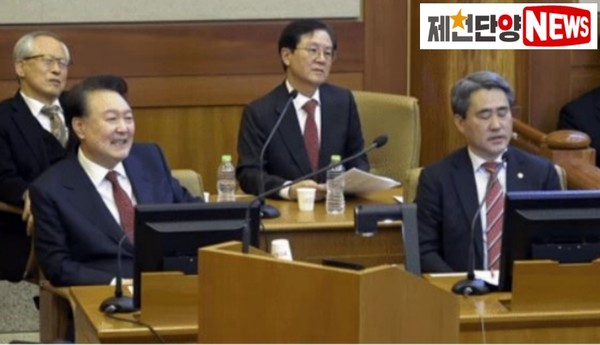 윤석열 대통령(피청구인)이 1월23일 헌법재판소 4차 변론기일에 출석하여 증인 김용현(전 국방부장관)과 말맞추기 엇박자가 나자 어색한 웃음을 짓고 있다.