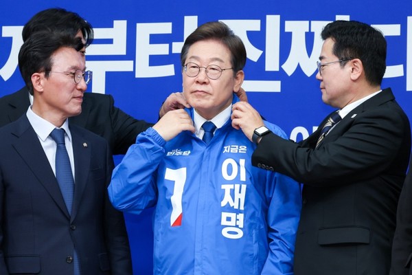 대선 후보 기호 1번, 숫자에 붉은색이 통합을 상딩하고 있다.