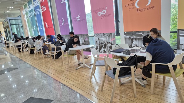 창작에 열중인 참가자들