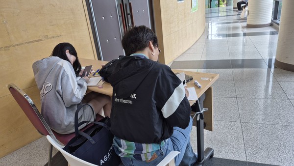 창작에 열중인 참가자들