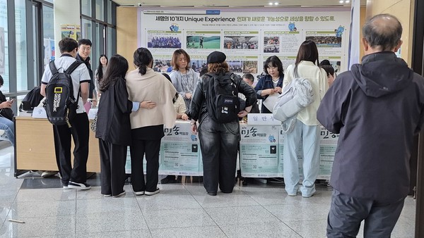 저마다 완성된 작품을 접수하고 있다.