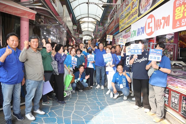 내토시장 입구에서