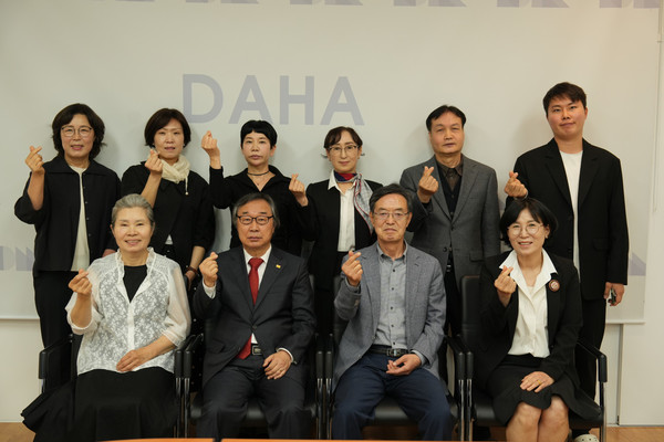                 장병호 설립 이사장 (앞줄  왼쪽 두번째 )