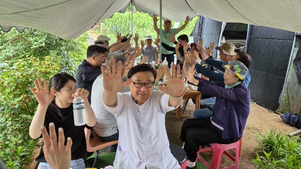 "맑은 하늘 푸른 제천" 박수와 구호