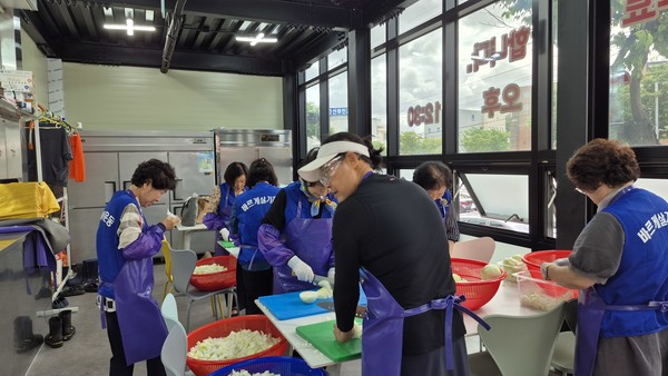 양파의 매운 맛으로 눈물이 줄줄