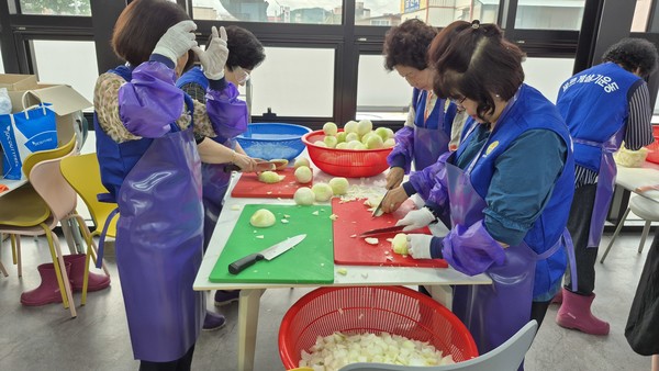 양파의 매운 맛으로 눈물이 줄줄