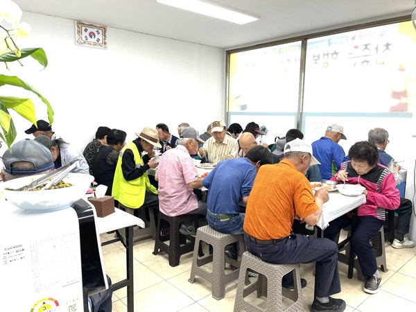 함께 모이면 우리는 이웃함께 나누어 먹으면 기쁨