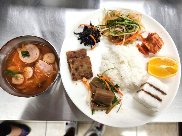 함께 모이면 우리는 이웃​​​​​​​함께 나누어 먹으면 기쁨