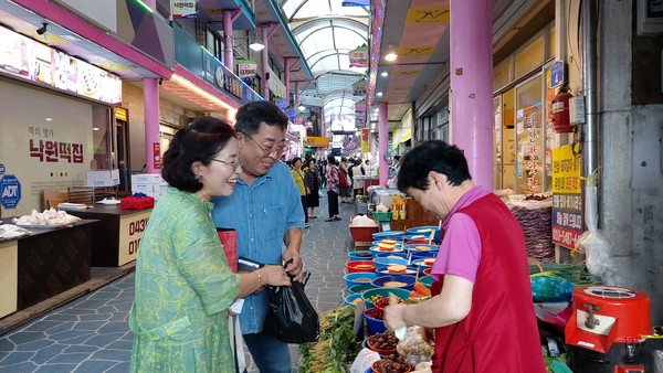 전통시장 살리기 운동에 동참하는 지역 인사