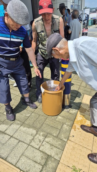 더위를 잠시라도 잊기위해 거리에 얼음물통이 등장했다. (8일 제천 천원밥상 앞)