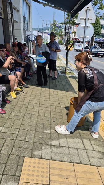 더위를 잠시라도 잊기위해 거리에 얼음물통이 등장했다. (8일 제천 천원밥상 앞)