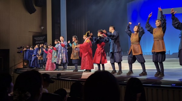 커튼콜로 관객 서비스