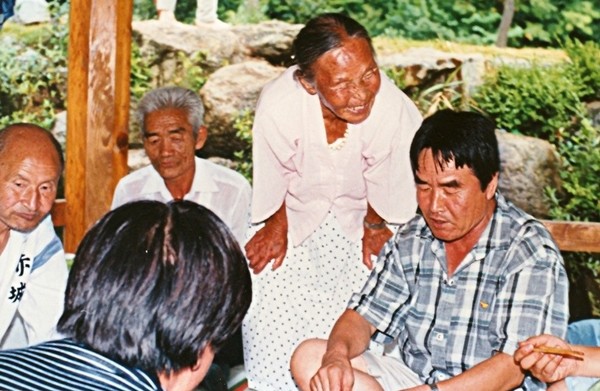 운명하시기 직전 해 여름철  천동리 가족 야유회에서( 오른쪽 장남 왼쪽 큰사위  둘째사위)