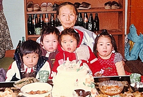 막내급 손자 손녀들과 함께(오른쪽 28번 중앙 27번 왼쪽 30번 29번째 손자)