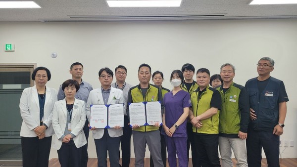 왼쪽부터 간호부장, 간호과장, 인사팀장, 제천명지병원장, 행정실장, 제천명지병원 노조지부장, 충북본부 조직부장, 사무국장, 충주건대병원지부장, 중앙전략위원장, 중앙전략실장, 충북본부장, 민주노총 제천단양지부장.