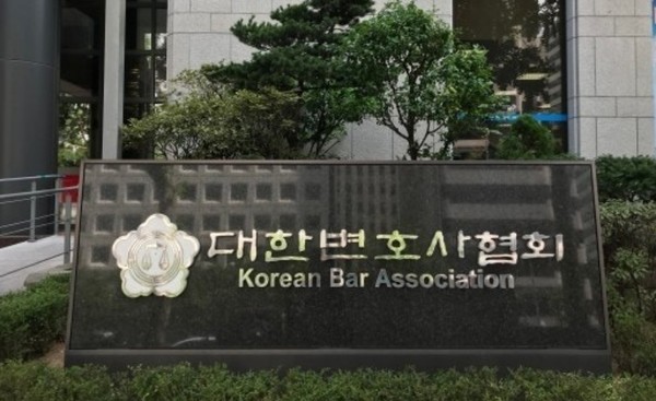 전관예우와 유전무죄의 도구로 전락한 현행 변호사 제도를 윤리성과 공익성을 강화하는 방향으로 개혁해야 한다.