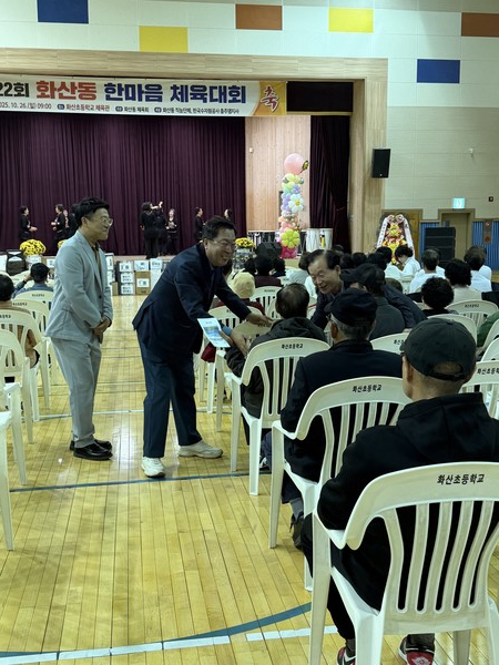 행사장을 찾은 이웃들과 정겨운 인사를 나눈다.