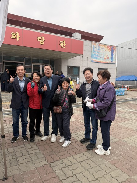 반갑게 인사나누는 참가자들과 사진 한 장