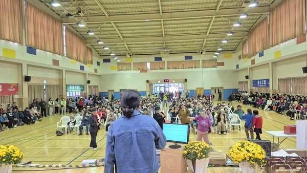 노래자랑 참가자는 열창하고 객석은 신났다.