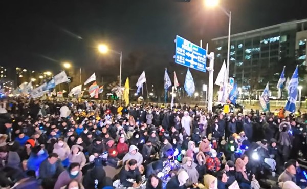 시민단체와 진보성향의 정당들은 ‘12.3 내란’ 1주년을 맞아 12월 3일 국회 앞에서 대규모 시민대행진 행사를 개최하여 내란의 완전 종식과 사회대개혁을 요구하고 있다.