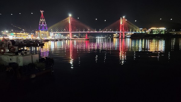 거북선대교에서 돌산대교에 이르기까지 여수의 환상적인 밤바다는 낭만이라는 단어를 떠올리게 했다.