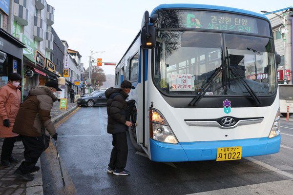                                시내버스를 타고 있는 어르신들