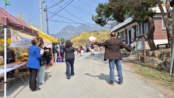 제천시 수산면 상천리 산수유 축제 현장