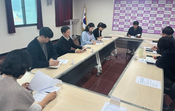 회의 중인 조사연구분과 위원